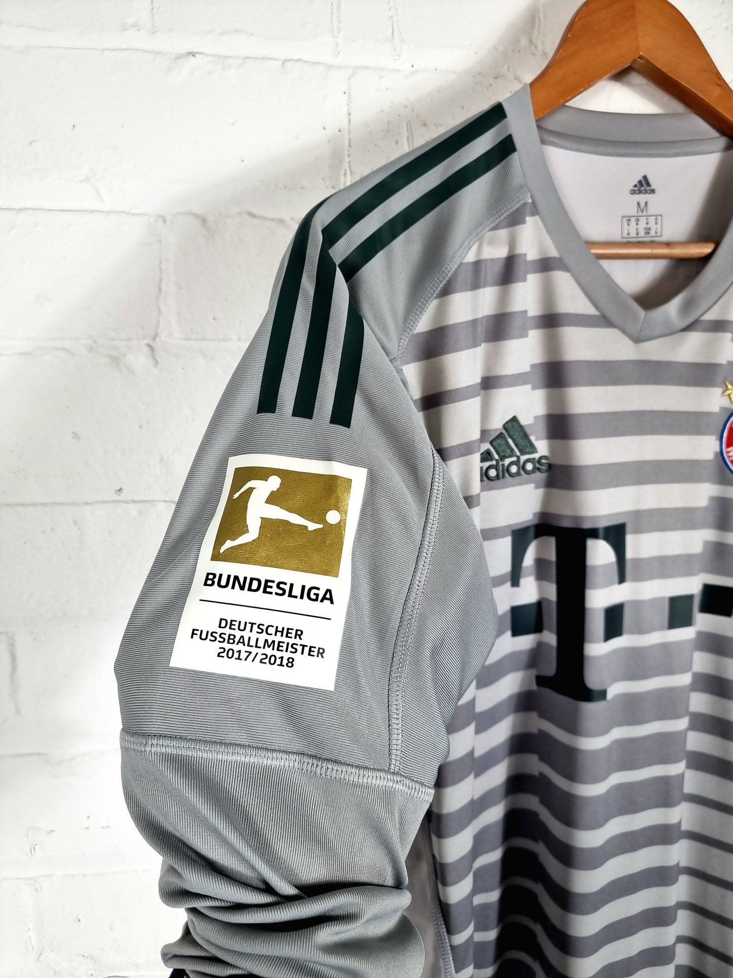 Adidas Bayern Munich 2018/19 'Neuer 1' Long Sleeve Goalkeeper Shirt Medium