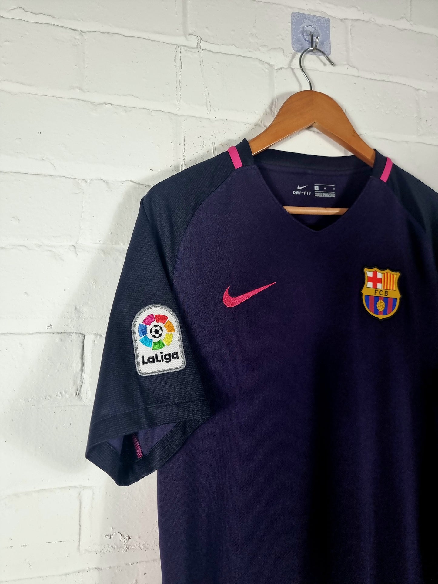 Nike Barcelona 2016/17 'Suarez 9' Away Shirt Medium