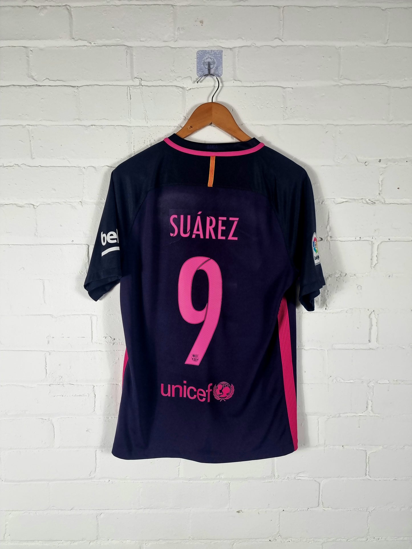Nike Barcelona 2016/17 'Suarez 9' Away Shirt Medium