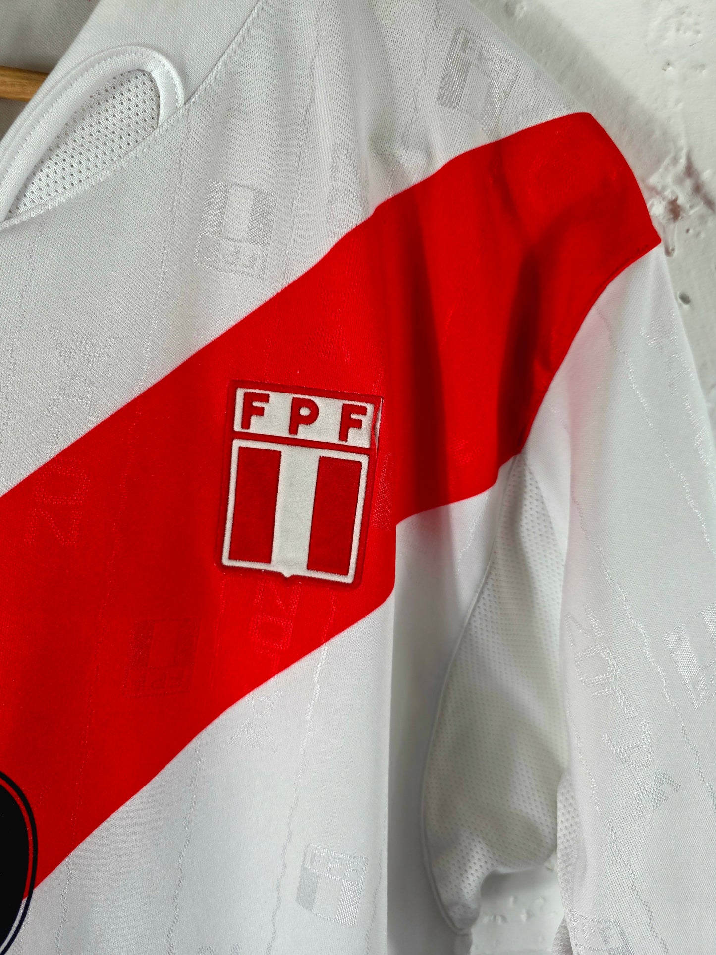 Walon Peru 2004/06 '10 (Palacios)' Home Shirt Large