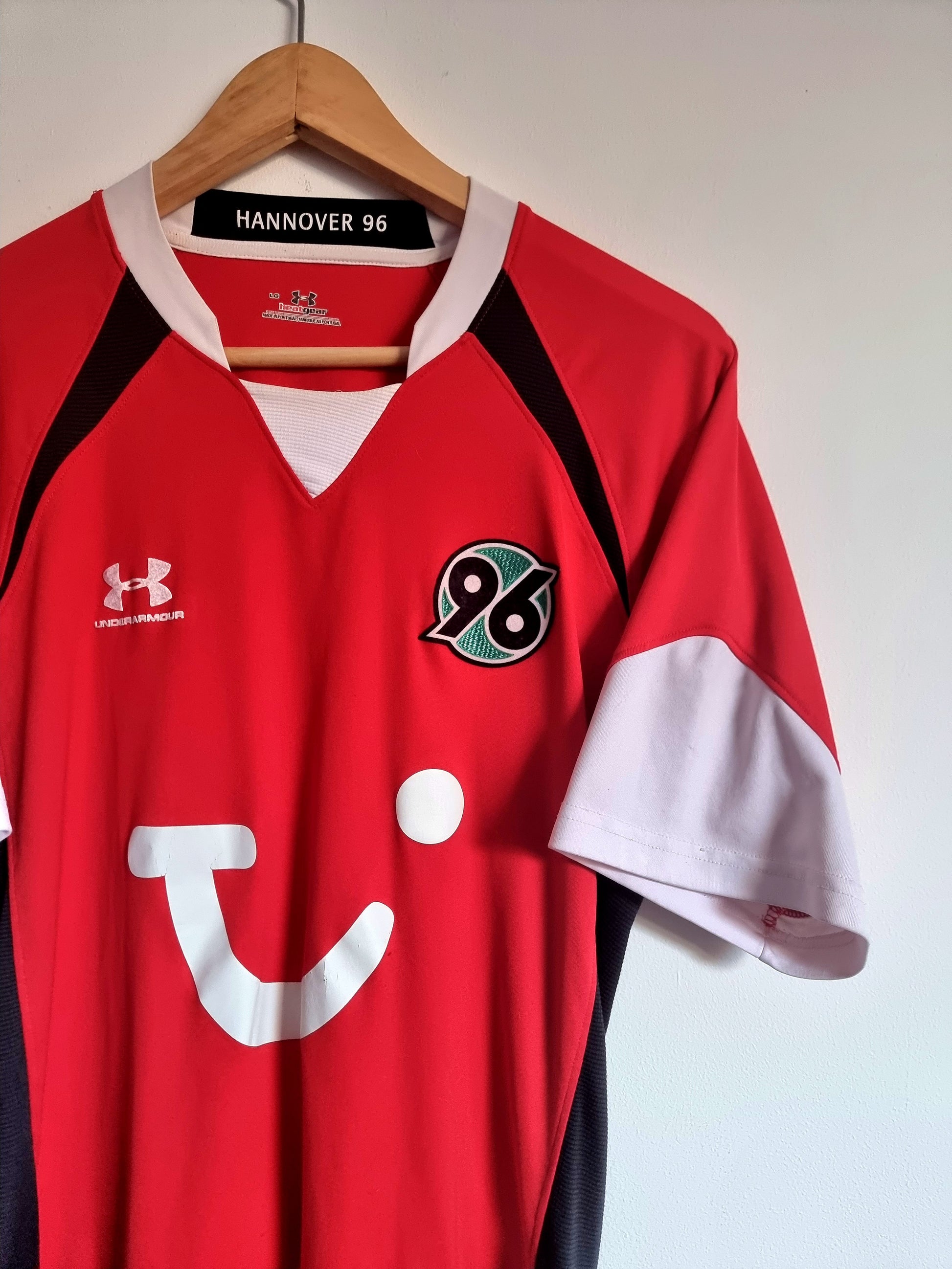 vasthoudend Beleefd kom Under Armour Hannover 96 09/10 Home Shirt Large – Granny's Football Store